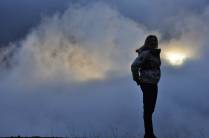 Um momento mágico: a luz do sol penetra a névoa bem encima da floresta de árvores mortas, na região do Mt. St. Helens, no estado de Washington, oeste dos Estados Unidos